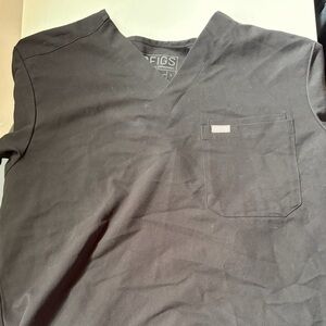 FIGS Men’s V-Neck Scrub Top in Black